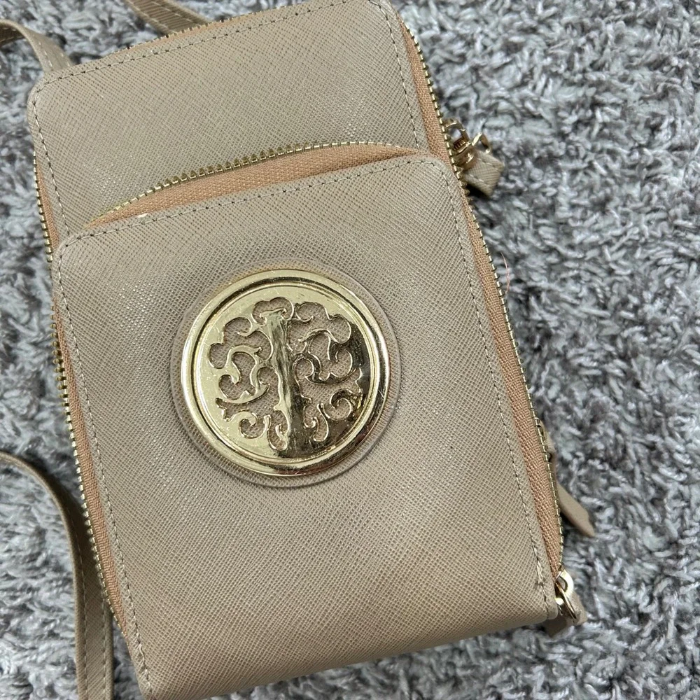 Tan Faux Leather Crossbody‎ Phone Wallet Bag Gold Filigree Emblem Zip Around